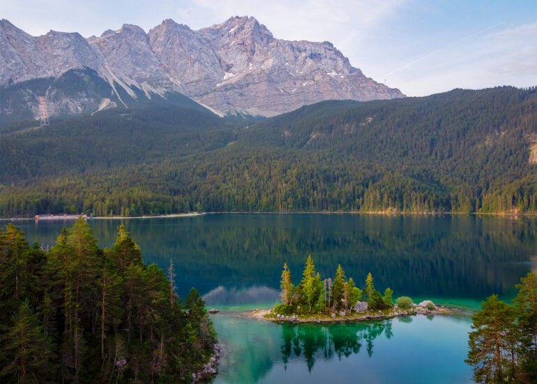 Eibsee mit Braxeninsel und Zugspitze im Hintergrund