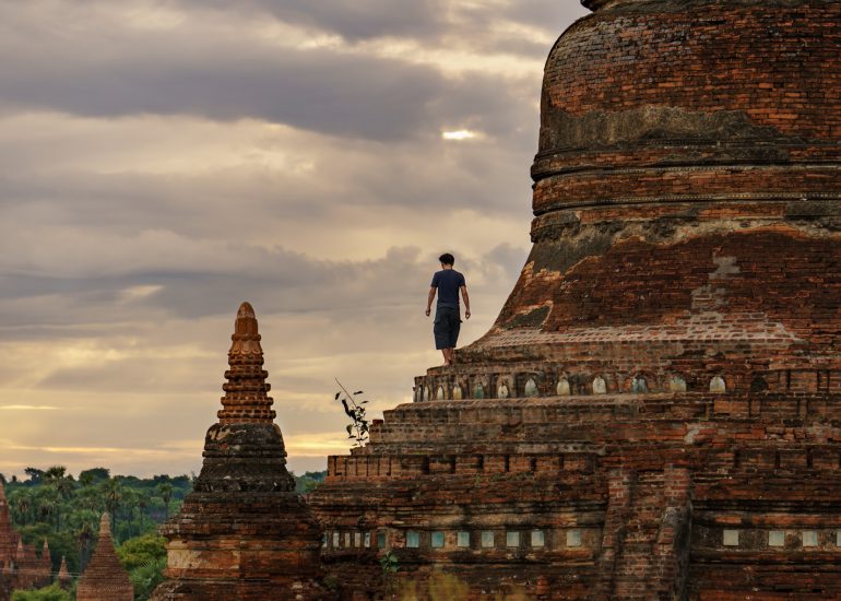 Mann steht auf einer Pagode in Bagan