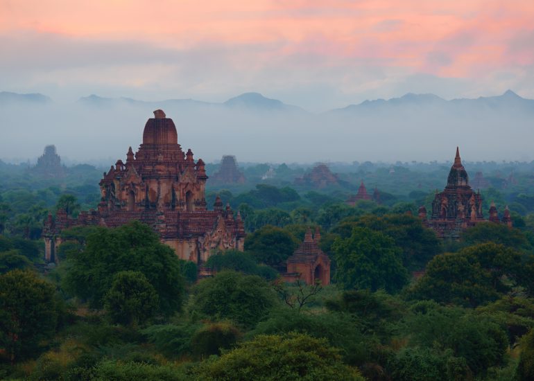 Pagoden in Bagan bei Sonnenaufgang