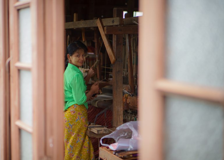 Junge Burmesin schaut in die Kamera
