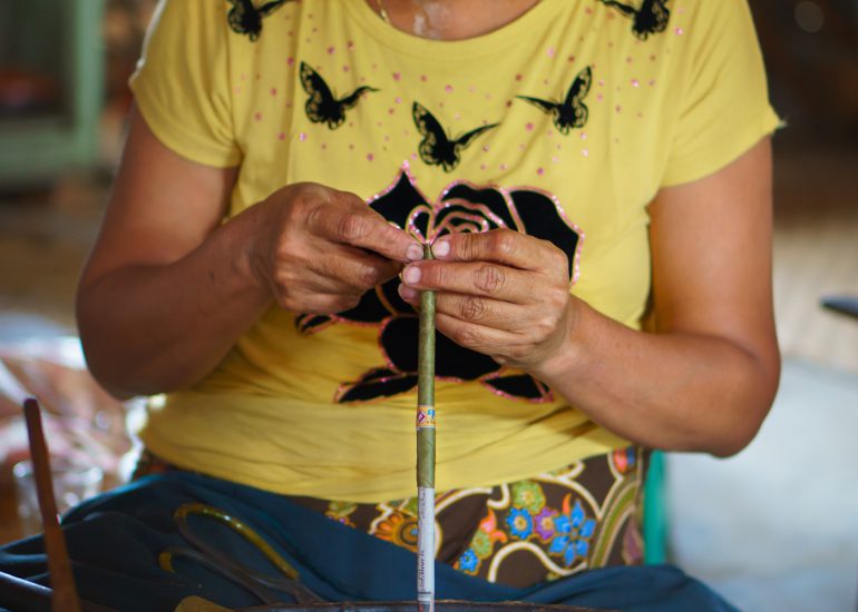 Burmesische Frau dreht eine Zigarre