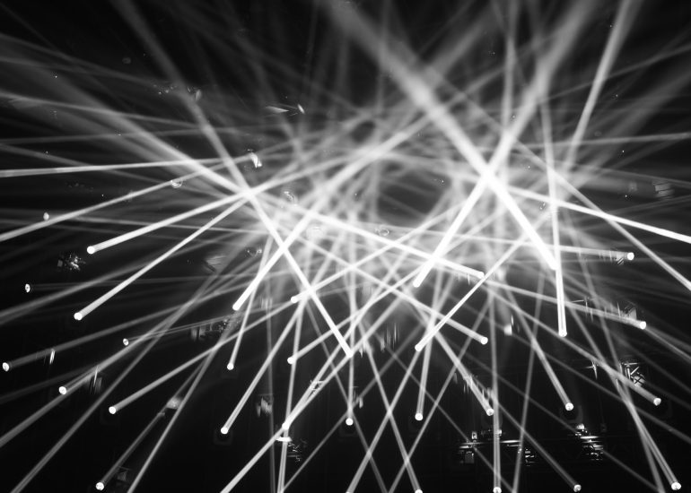 zahlreiche Scheinwerfer bilden ein Lichtkonstrukt