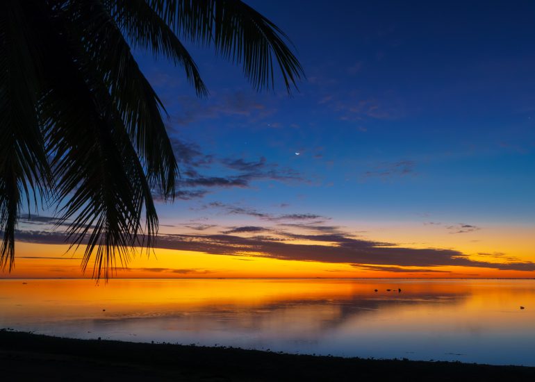 Sonnenuntergang auf Rarotonga mit Meer, Palme und Mond
