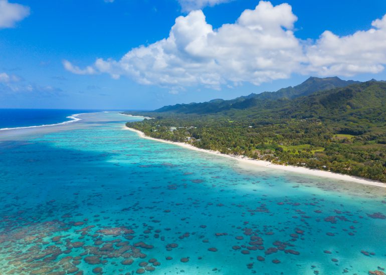 Lagune und Rarotonga von oben bei schönem Wetter
