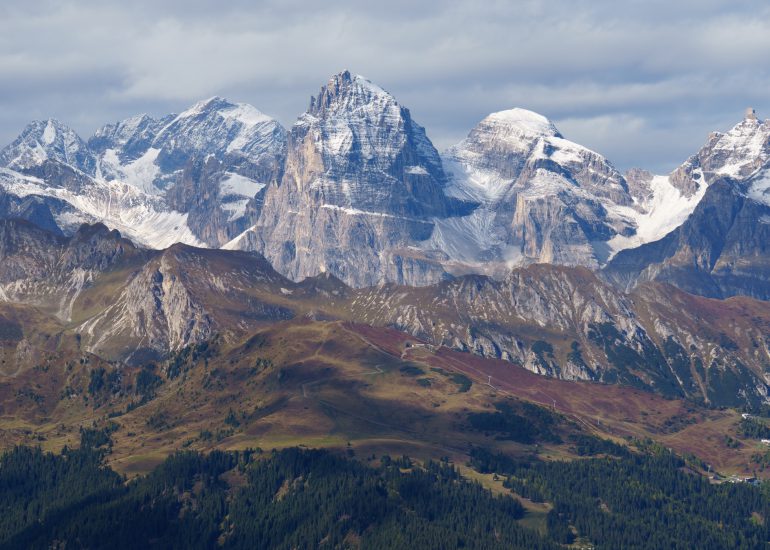 Bergpanorama in den Dolomiten mit verschneiten Bergspitzen
