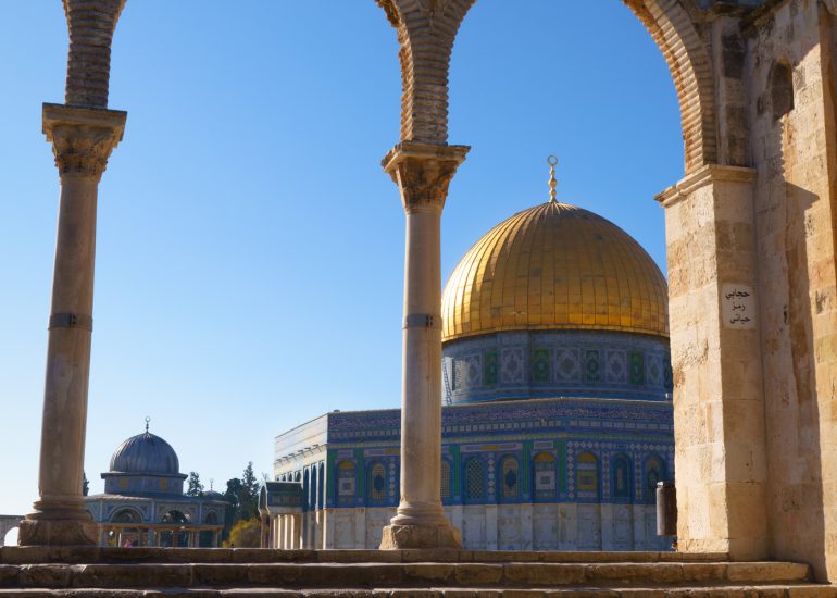 Dome of the Rock durch einen Torbogen betrachtet