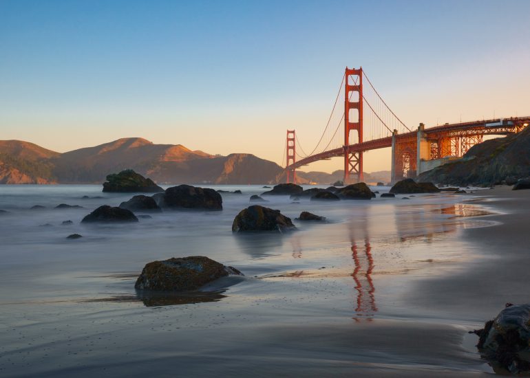 Golden Gate Bridge bei Sonnenaufgang vom Meer aus fotografiert