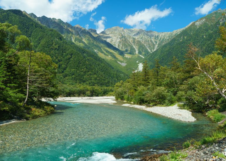 Bergpanorama der japanischen Alpen mit türkisblauem Fluss