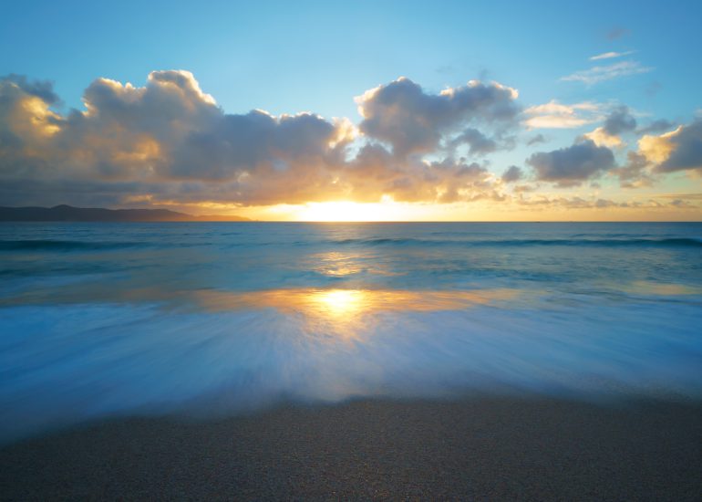 Strand in Neuseeland bei Sonnenuntergang und Langzeitbelichtung