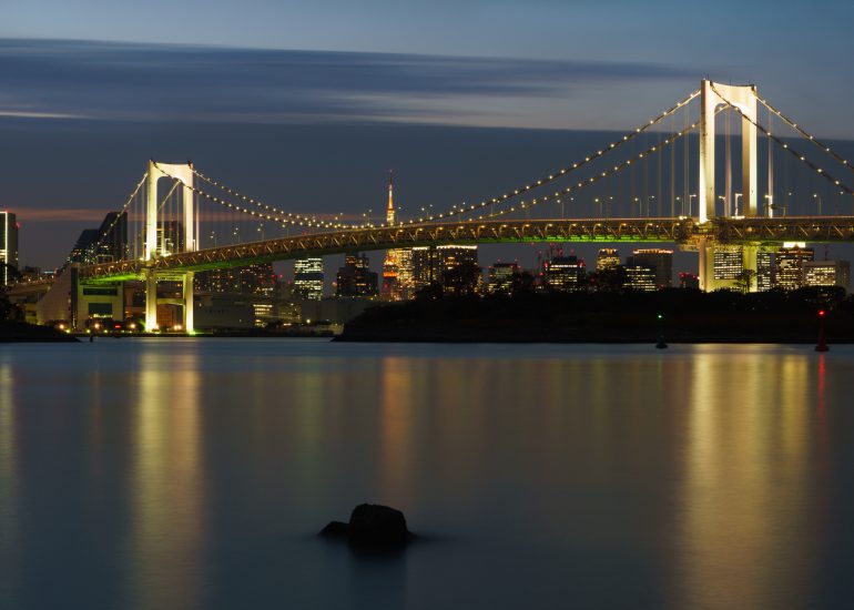 Rainbow Bridge in Tokio mit Langzeitbelichtung zum Sonnenuntergang