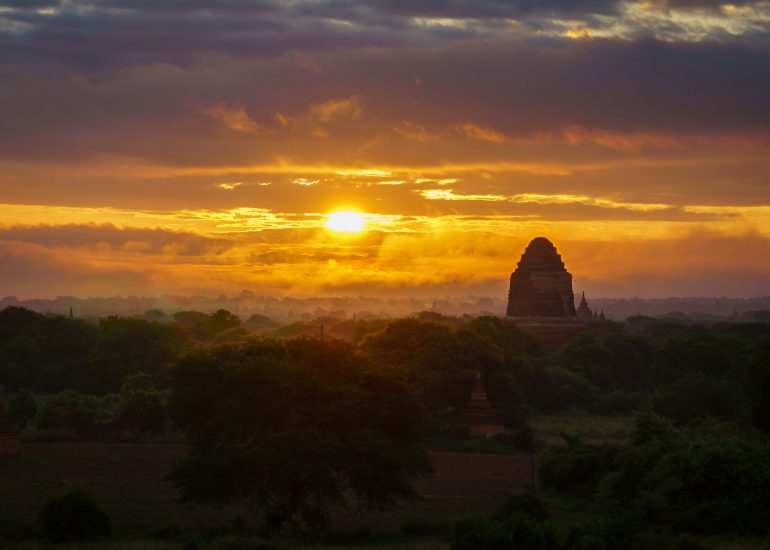 Sonnenaufgang in Bagan vor einer Pagode