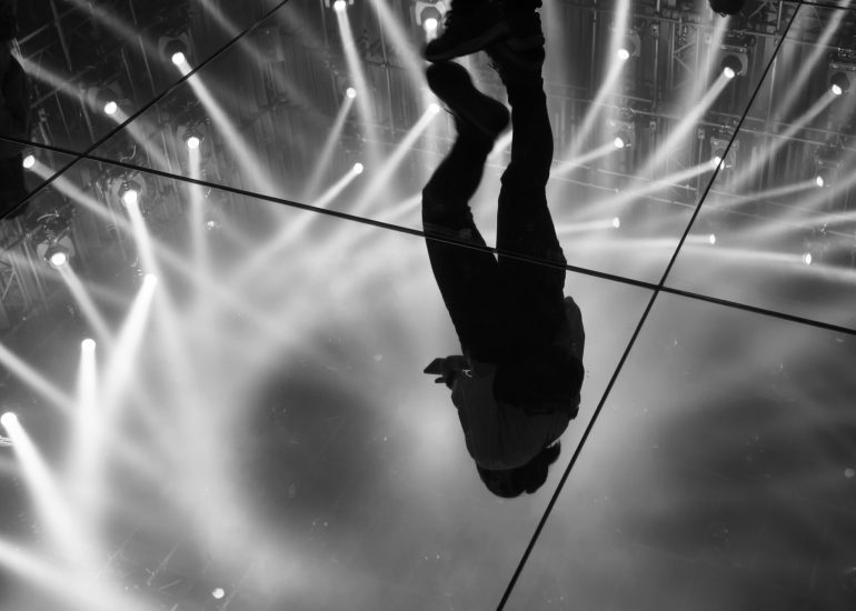 Spiegelung von Person auf Bühne