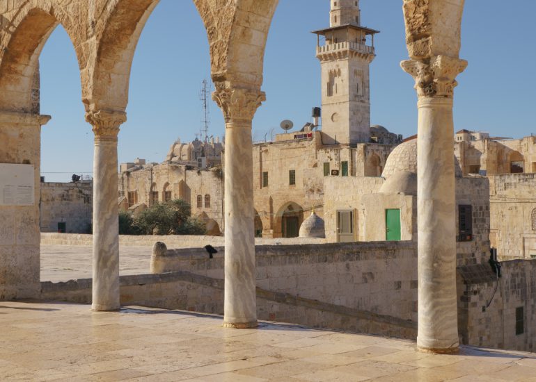 Torbögen in Jerusalem vor blauem Himmel