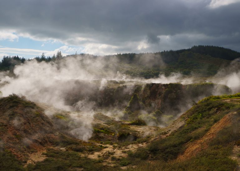 Vulkanlandschaft mit aufsteigenden Dämpfen