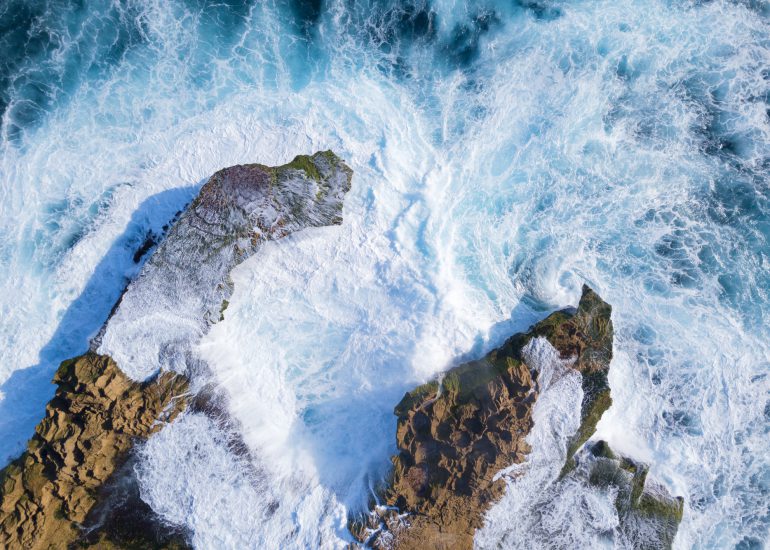 Luftaufnahme von Felsen im Weißwasser