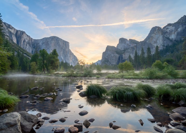 Sonnenaufgang im Yosemite Nationalpark mit Fluss im Vordergrund