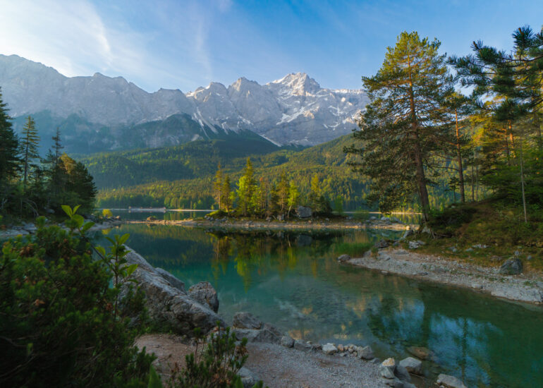 Eibsee mit Insel in der Mitte und Zugspitze im Hintergrund