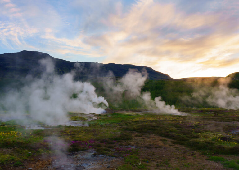 Sonnenuntergang bei Landschaft mit vielen heißen Dämpfen