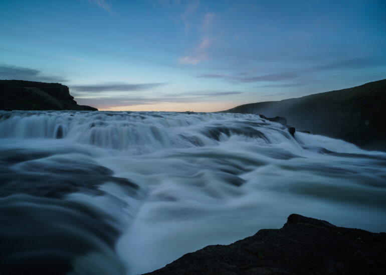Langzeitbelichtung Gullfoss Wasserfall nach Sonnenuntergang