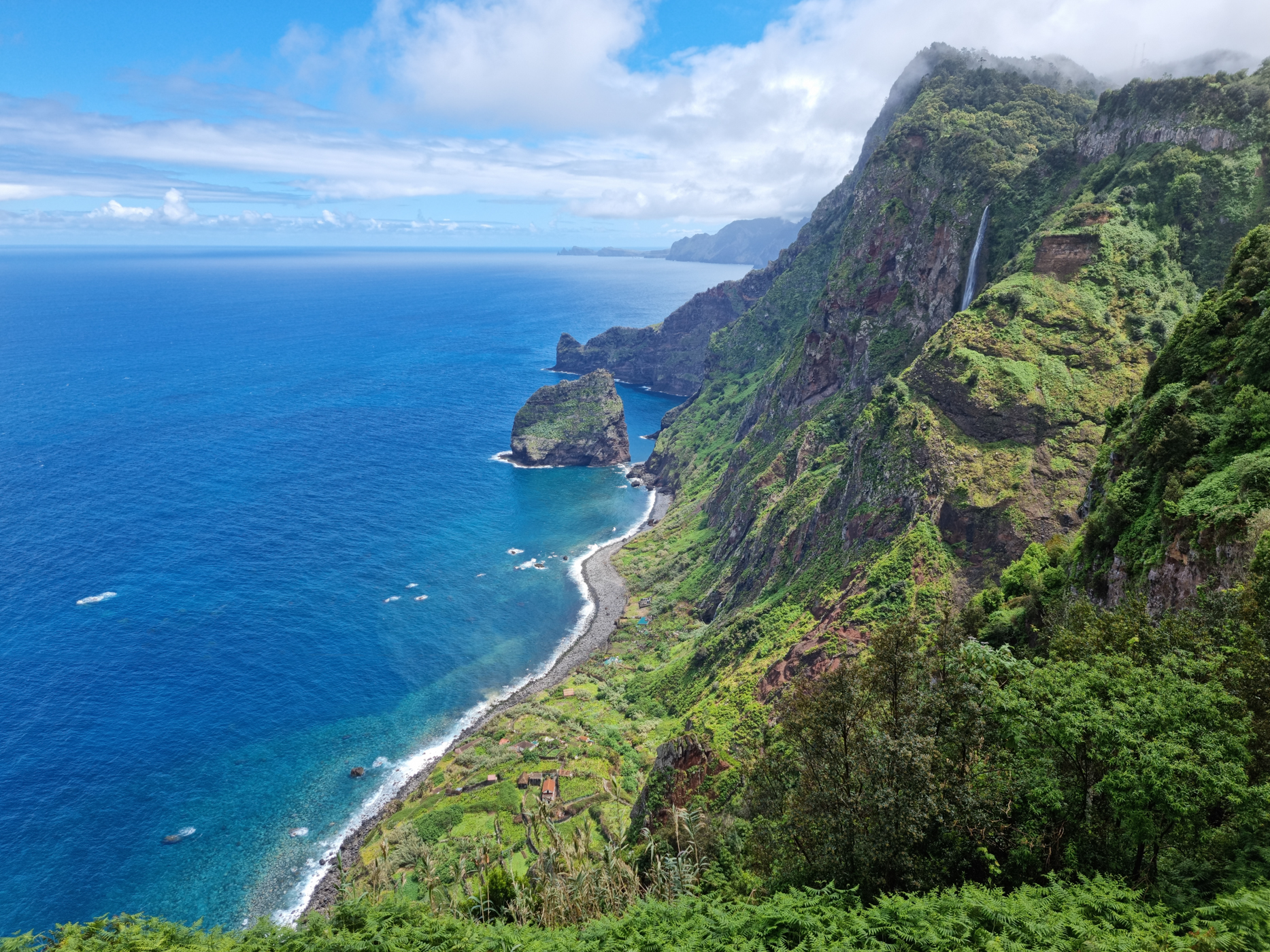 Steile Küste Madeiras mit blauem Wasser