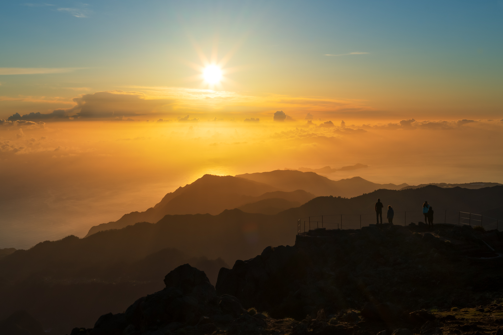 Sonnenaufgang auf dem Pico do Arieiro mit Blick über die Insel Madeira