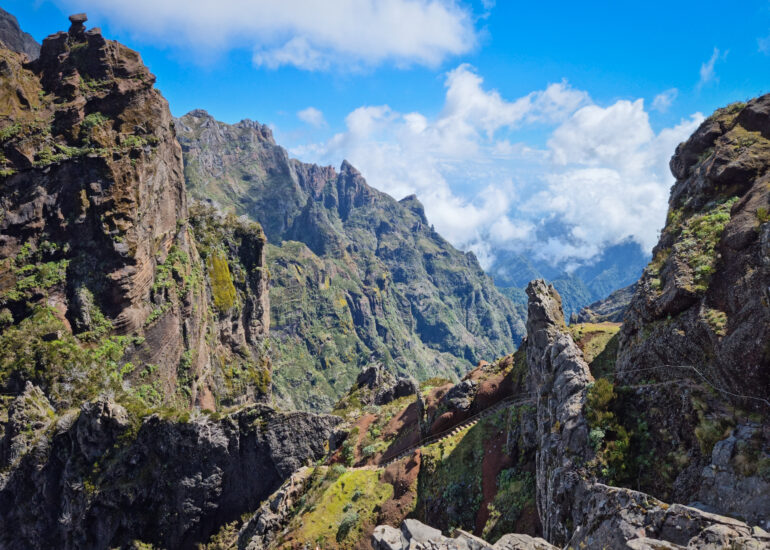 Blick in die Bergwelt Madeiras mit steilem Wanderweg