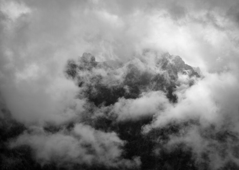 Berg von Madeira in Wolken eingehüllt