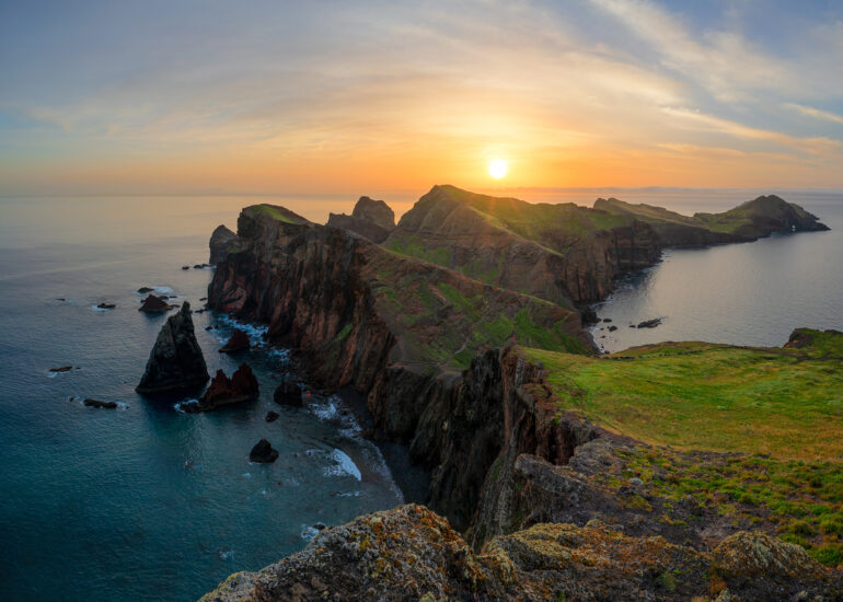 Sonnenaufgang mit Blick über die Halbinsel über Ponta de São Lourenço und dem Meer