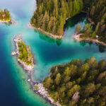 Schönbickl und Braxeninsel im Walchensee mit Wald und türkisblauem Wasser