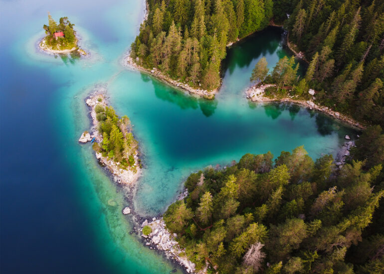 Schönbickl und Braxeninsel im Walchensee mit Wald und türkisblauem Wasser