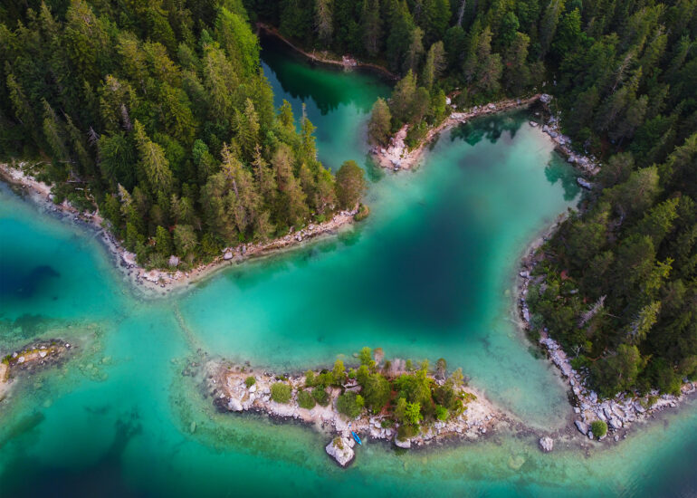 Braxeninsel und Eibsee mit türkisblauem Wasser und Wald